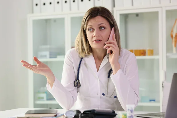 Mujer Confundida Médico Familia Habla Con Paciente Por Teléfono Escuchando — Foto de Stock