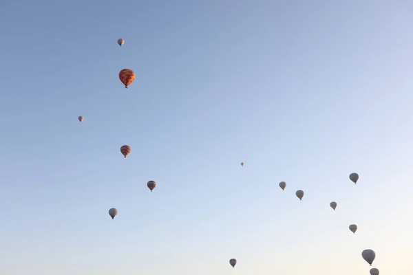 在蓝天的映衬下 多彩的气球在空中飘扬 初夏早晨热气球的飞行角度低 — 图库照片
