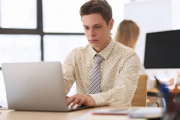 Fokuserad Chef Med Allvarliga Ansiktsuttryck Fungerar Laptop Ung Man Formell — Stockfoto