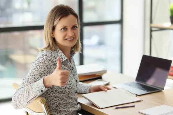 Vrolijke Vrouwelijke Manager Glimlacht Met Duim Omhoog Gebaar Tevreden Vrouw — Stockfoto