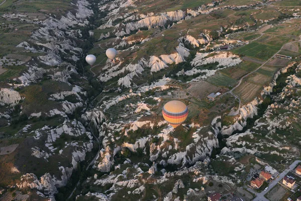 Barevné Balónky Vznášející Vzduchu Nad Útesy Údolími Slunečného Rána Balóny — Stock fotografie