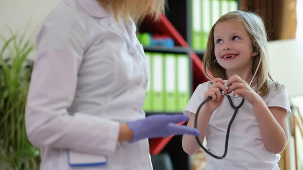 Ciekawa Dziewczynka Trzyma Stetoskop Gotowy Pomóc Lekarzowi Pracy Specjalista Uczy — Zdjęcie stockowe