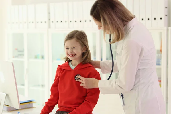 医生用听诊器检查可爱小女孩的心脏 在现代诊所里 快乐的孩子笑着做定期的健康检查 — 图库照片