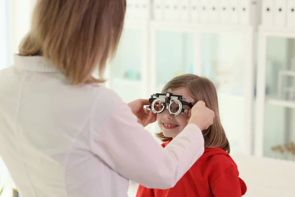 Der Arzt Setzt Dem Kleinen Mädchen Eine Brille Auf Das — Stockfoto