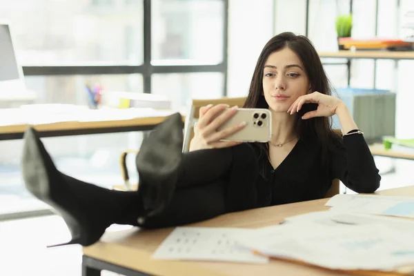 Empleada Positiva Toma Selfie Teléfono Inteligente Sentado Lugar Trabajo Morena —  Fotos de Stock