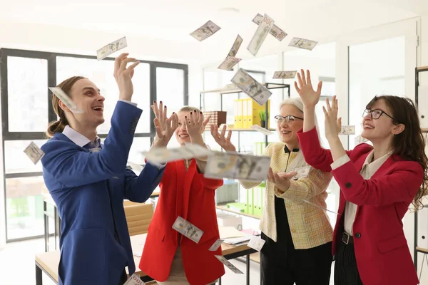 陽気な同僚は現代のオフィスでお金の現金雨でドル紙幣をキャッチします 正の労働者は財政的成功を享受する 商業的成果概念 — ストック写真