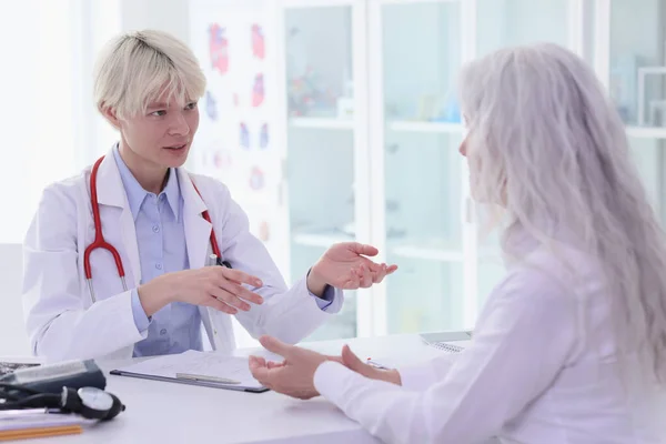 Kvinnlig Terapeut Konsulterar Mogna Patienter Tiden Sjukhusets Kontor Läkaren Talar — Stockfoto
