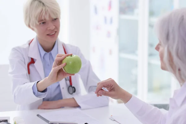 Dietist Råder Äldre Kvinna Att Äta Färsk Frukt Sjukhusets Kontor — Stockfoto