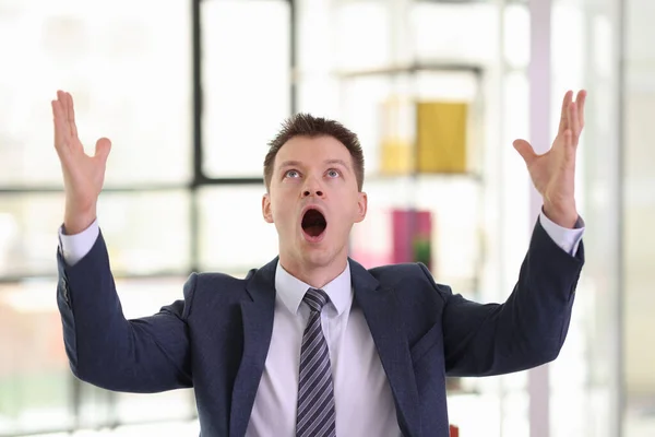 正式な訴訟で興奮したビジネスマンは悲鳴を上げ 会社のオフィスで手を上げます 過労によって強調された感情的な起業家は神に訴えます 感情表現 — ストック写真