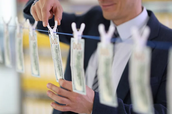 Gelukkige Ondernemer Hangt Dollarbiljetten Aan Waslijn Het Kantoor Criminele Zakenman — Stockfoto