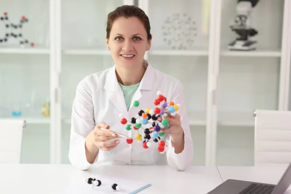 Jovem Sorridente Mostra Modelo Molécula Cientista Feminina Jaleco Branco Explica — Fotografia de Stock