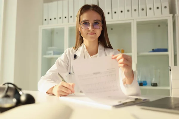 Ung Läkare Uniform Arbetar Med Papper Sittande Vid Skrivbordet Laboratorium — Stockfoto