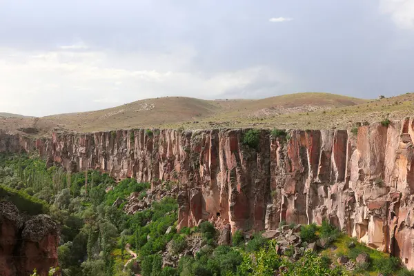 협곡에는 카파도키아의 계곡에 가파른 바위들이 있습니다 인기있는 터키의 하이킹 장소는 — 스톡 사진