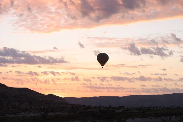 日出时分漂浮在山谷上空的气球的轮廓 老式飞机在粉红的天空中带着淡淡的云彩 浪漫的场面 — 图库照片
