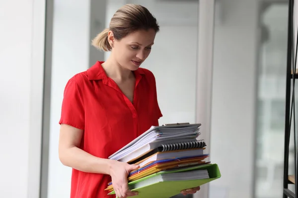 Manager Carries Stack Folders Accounting Materials Standing Company Premise Female — Stock Photo, Image