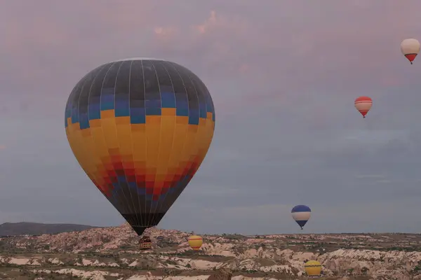 日出时分 色彩斑斓的气球在高山山谷上空飘扬 传统的Cappadocia飞机节表演 印象深刻的事件 — 图库照片