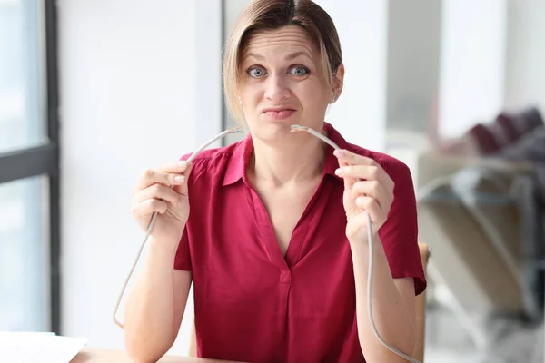 Tvivlar Kvinna Håller Tårade Internet Tråd Sitter Vid Bordet Kontoret — Stockfoto