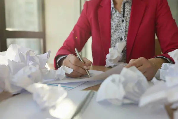Frau Schreibt Berichte Tisch Bedeckt Mit Zerknüllten Papierbögen Büro Lady — Stockfoto