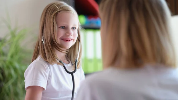 Menina Sorrindo Experimenta Estetoscópio Brincando Com Médico Hospital Pediatra Ensina — Fotografia de Stock