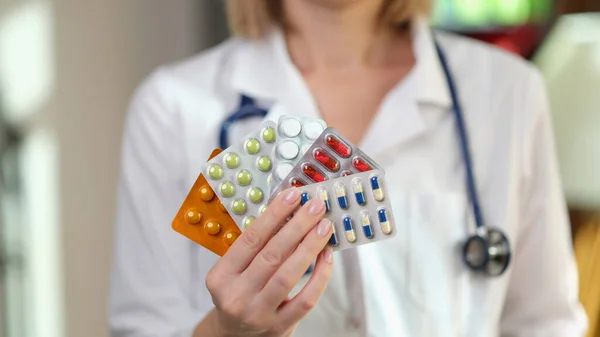 Női Orvos Tartja Különböző Tabletták Hólyagok Klinika Irodájában Orvosi Egyenruhában — Stock Fotó
