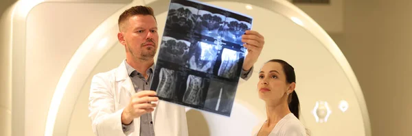 医生的肖像看Mri的照片 病人在医疗会诊 磁共振成像和保健概念 — 图库照片