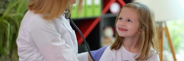 Portret Lekarza Pediatry Badającego Uśmiechniętą Dziewczynkę Stetoskopem Uśmiechnięty Dzieciak Wizycie — Zdjęcie stockowe