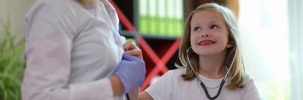 Portrait Happy Little Girl Using Medical Stethoscope Doctor Appointment Healthcare — Fotografia de Stock