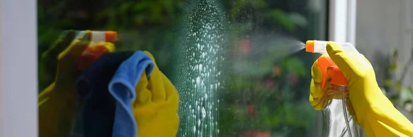 Close Female Cleaner Cleaning Window Using Detergent Rag House Cleaning — Foto de Stock