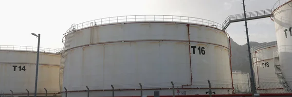 Close White Big Petrochemical Storage Tanks Tank Farm Crude Oil — ストック写真