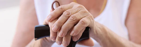 Close Sênior Feminino Sentado Colocando Mãos Apoio Vara Avó Com — Fotografia de Stock