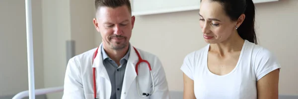 Portrait Female Patient Practitioner Appointment Hospital Doctor Discussing Diagnose Woman — Stok fotoğraf