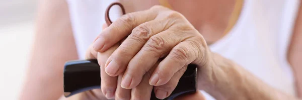 Close Velhas Mãos Femininas Segurando Bengala Madeira Mulher Idosa Usando — Fotografia de Stock