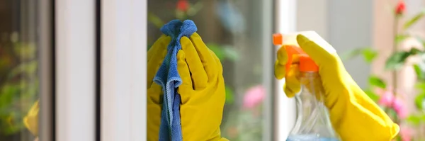 Close Woman Applying Detergent Spray Rag Cleaning Window House Cleaning — Stok fotoğraf