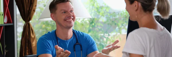 Uśmiechnięty Szczęśliwy Lekarz Przepisuje Kobiecie Tabletkę Nasenną Leki Leczeniu Depresji — Zdjęcie stockowe