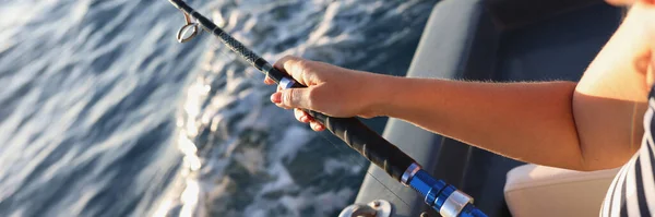 Warten Auf Fischfang Mann Hand Hält Eine Angelrute Mit Angelschnur — Stockfoto