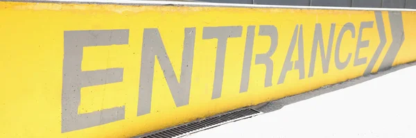 Крупный План Вывески Стрелкой Надписью Вход Стену Краска Черно Желтого — стоковое фото