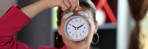 Retrato Mujer Negocios Cubriendo Cara Con Despertador Gestión Del Tiempo —  Fotos de Stock