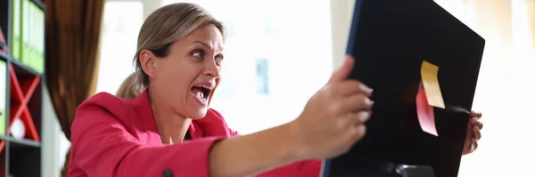 Una Mujer Negocios Gritando Histéricamente Monitor Computadora Oficina Mujer Sorprendida — Foto de Stock
