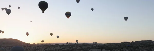全景横幅景观与热气球黑色轮廓上升到天空中 日出在高山的背景 热气球飞行 — 图库照片