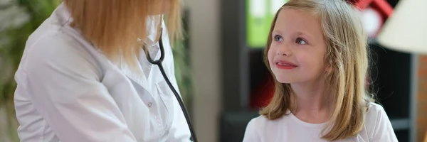 Pediatra Słucha Dźwięku Płuc Serca Małej Dziewczynki Badanie Pacjenta Dziecięcego — Zdjęcie stockowe