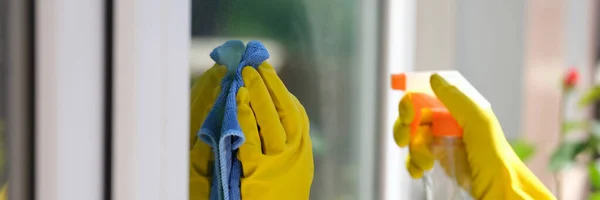 Eldivenli Temizlikçi Kadın Pencereyi Sprey Paçavra Ile Yıkıyor Temizlik Pencere — Stok fotoğraf