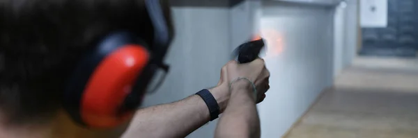 Strzelec Trzymający Broń Ręku Strzelający Celu Tyłu Trening Strzelania Pistoletu — Zdjęcie stockowe