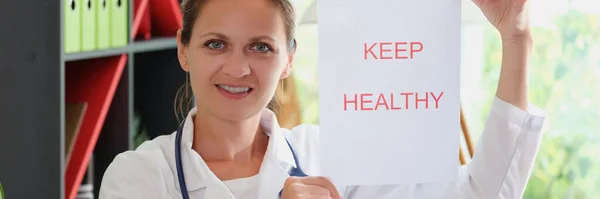Mulher Sorridente Médico Mostra Inscrição Manter Paciente Saudável Conceito Seguro — Fotografia de Stock
