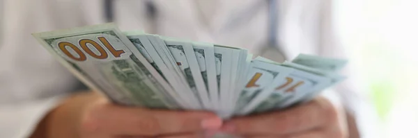 Vrouwelijke Dokter Houdt Fan Van Honderd Dollar Biljetten Medische Misdrijven — Stockfoto