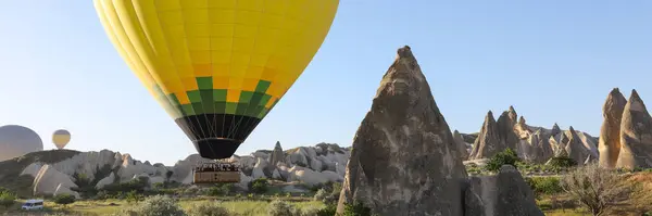 Kolorowy Balon Gorące Powietrze Latający Nad Cappadocia Turcja Jaskiniowe Miasta — Zdjęcie stockowe