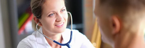 Doktor Hastanın Kalp Atışlarını Dinlemek Için Steteskop Kullanmış Tıbbi Muayene — Stok fotoğraf