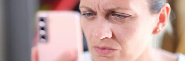 目の問題と密接にスマートフォンを見て女性のクローズアップ肖像画 近視性 筋原性運動 — ストック写真