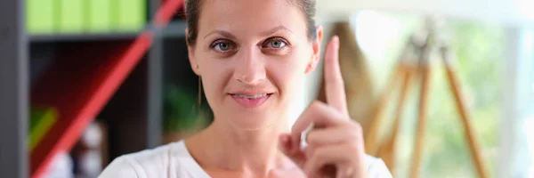 一个快乐微笑的女人举起大拇指的画像 吸引注意力 分享好消息 — 图库照片