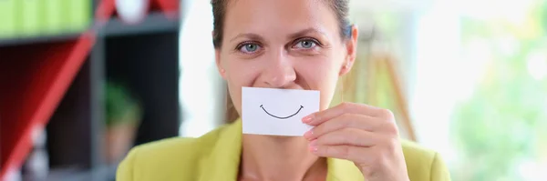 Счастливая Улыбающаяся Девушка Нарисованной Бумаге Улыбкой Позитивные Радостные Счастливые Эмоции — стоковое фото