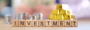 Para yığınları saf altın külçeleri ve yazıt yatırımları. Finansal gelir yatırımı ve nakit faizinin büyümesi